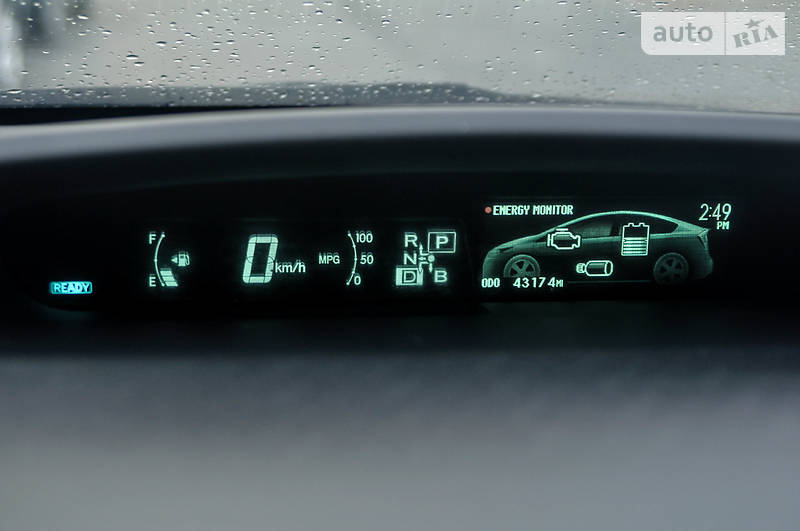 Седан Toyota Prius 2015 в Черновцах