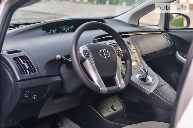 Седан Toyota Prius 2015 в Черновцах