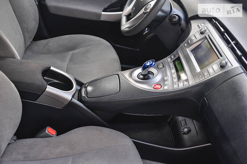 Седан Toyota Prius 2015 в Черновцах