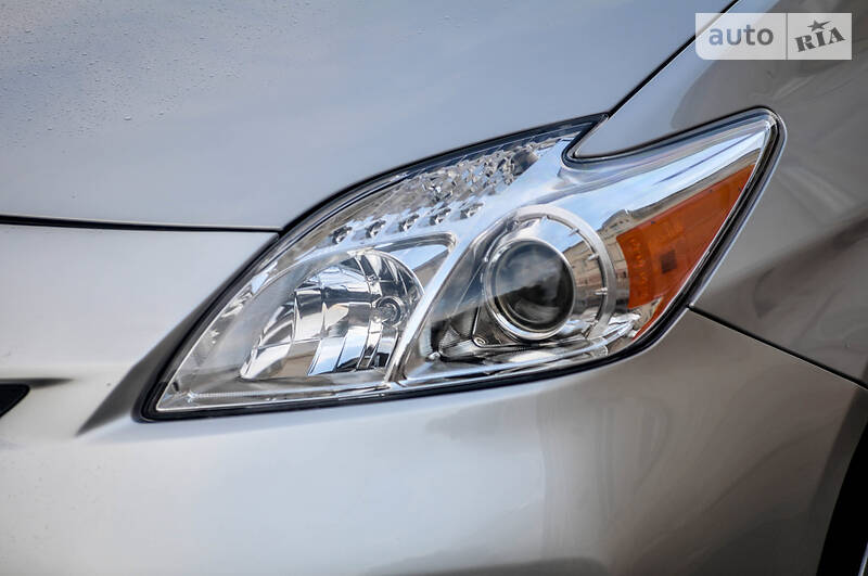 Седан Toyota Prius 2015 в Черновцах