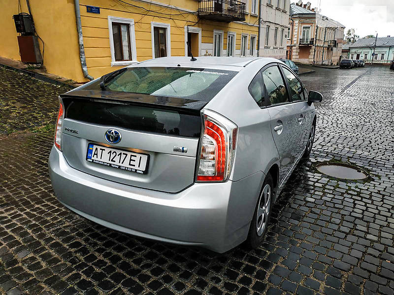 Седан Toyota Prius 2015 в Черновцах