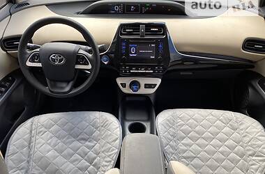 Седан Toyota Prius 2016 в Києві
