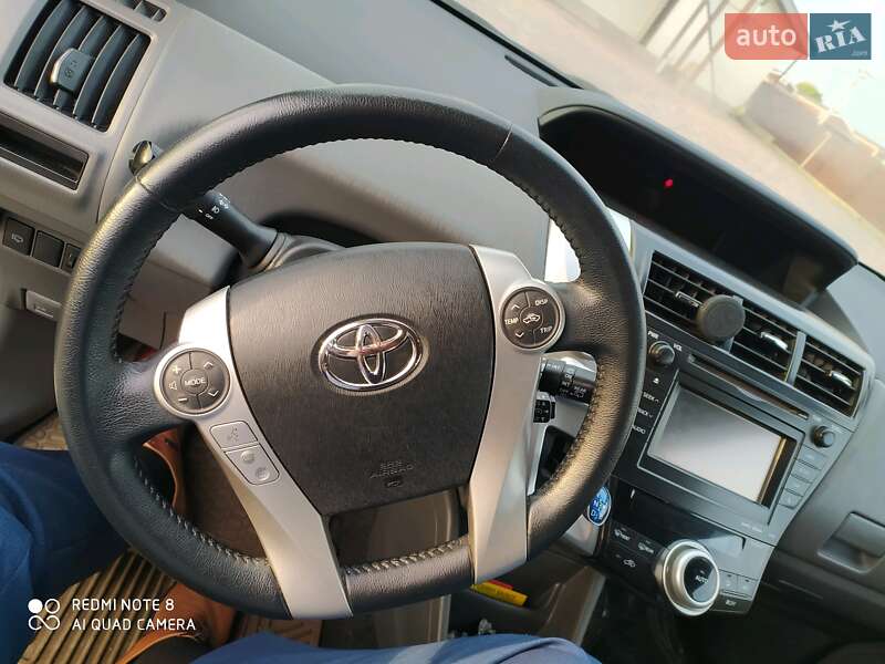 Універсал Toyota Prius 2014 в Чернівцях