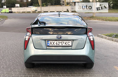 Хетчбек Toyota Prius 2016 в 