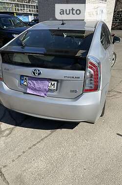 Хэтчбек Toyota Prius 2014 в 