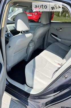 Хэтчбек Toyota Prius 2014 в 