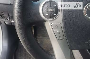 Хэтчбек Toyota Prius 2012 в 