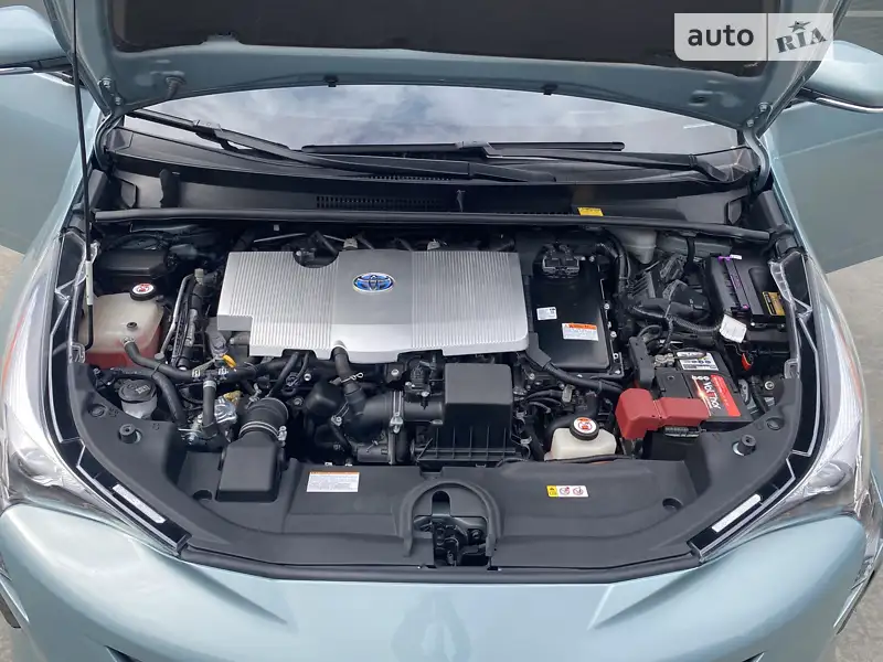 Хэтчбек Toyota Prius 2017 в 