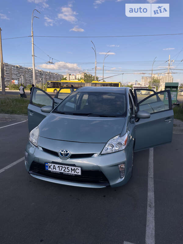 Хэтчбек Toyota Prius 2015 в Киеве