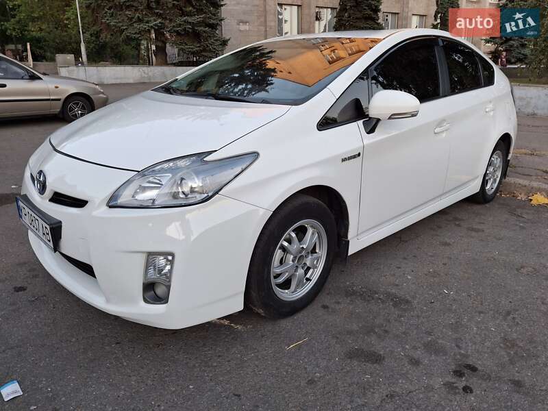 Хэтчбек Toyota Prius 2010 в 