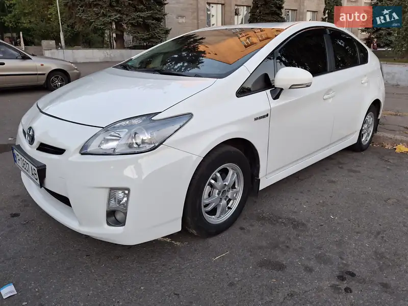 Хэтчбек Toyota Prius 2010 в 