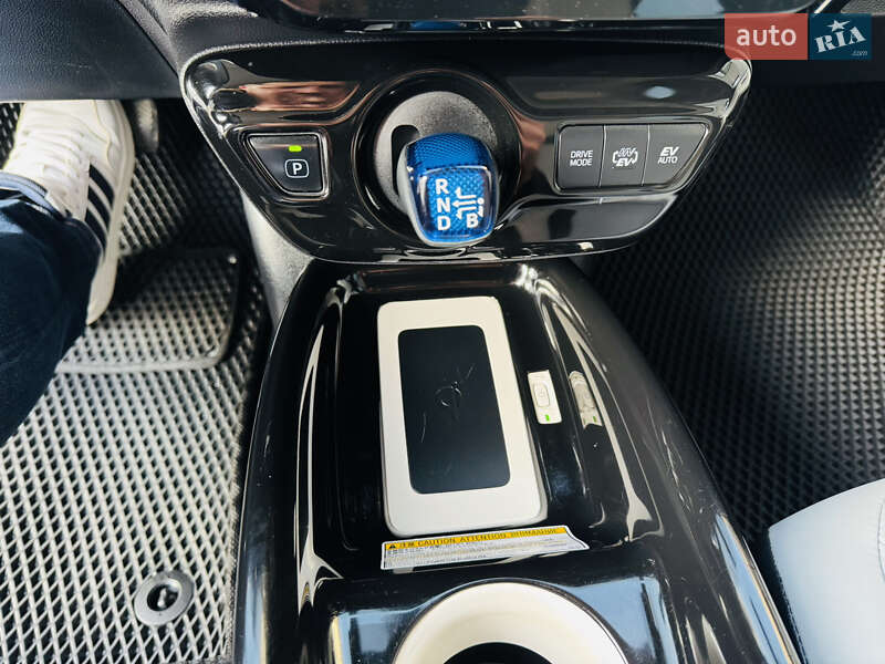 Хетчбек Toyota Prius 2017 в Києві