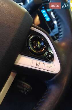 Хэтчбек Toyota Prius 2018 в 