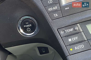 Хэтчбек Toyota Prius 2010 в 
