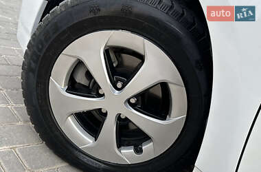 Хэтчбек Toyota Prius 2012 в 