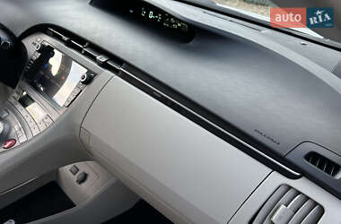 Хэтчбек Toyota Prius 2012 в 