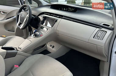 Хэтчбек Toyota Prius 2012 в 
