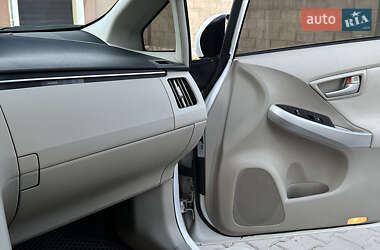 Хэтчбек Toyota Prius 2012 в 