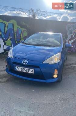Хэтчбек Toyota Prius 2012 в 