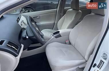 Хэтчбек Toyota Prius 2013 в 