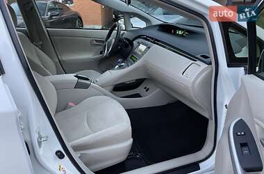 Хэтчбек Toyota Prius 2013 в 