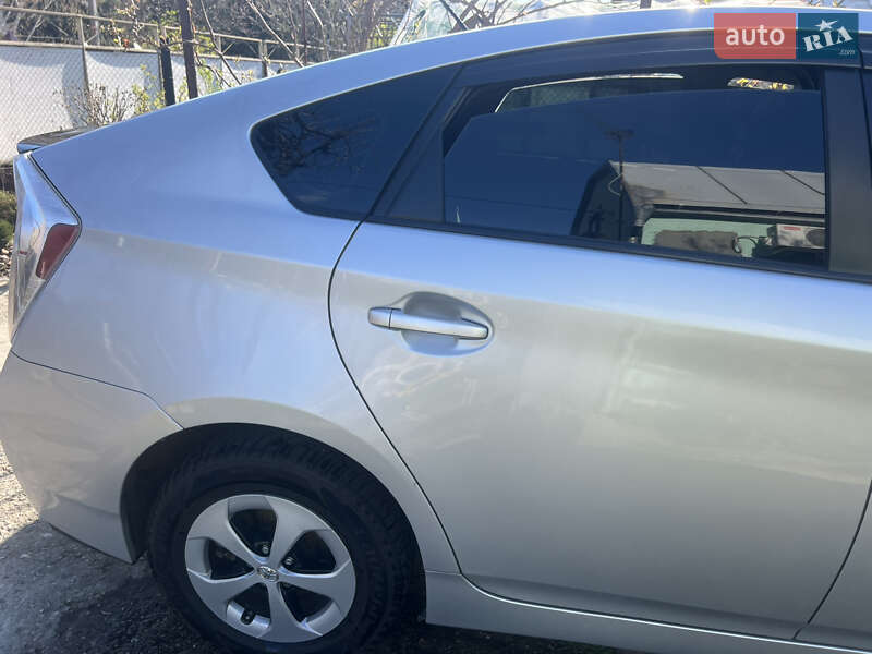 Хетчбек Toyota Prius 2014 в Дніпрі