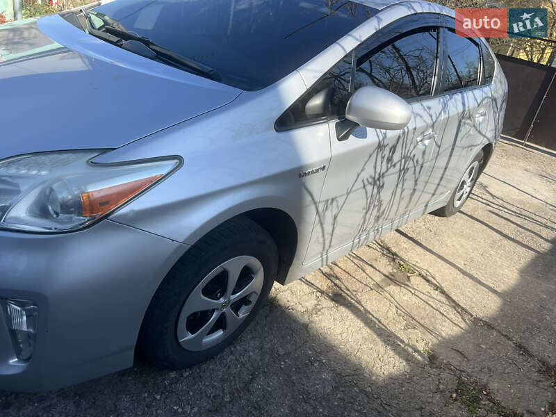 Хетчбек Toyota Prius 2014 в Дніпрі