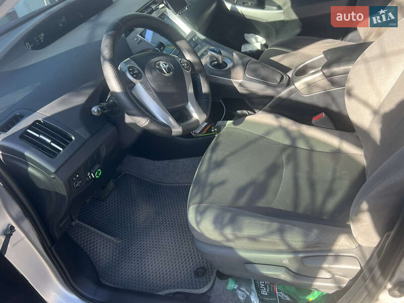 Хетчбек Toyota Prius 2014 в Дніпрі