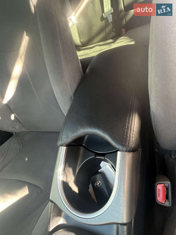 Хетчбек Toyota Prius 2014 в Дніпрі
