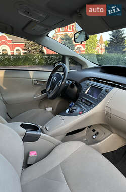 Хетчбек Toyota Prius 2013 в 