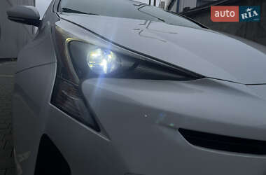 Хетчбек Toyota Prius 2017 в 