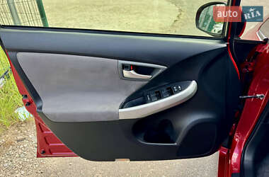 Хэтчбек Toyota Prius 2013 в 