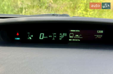 Хэтчбек Toyota Prius 2013 в 