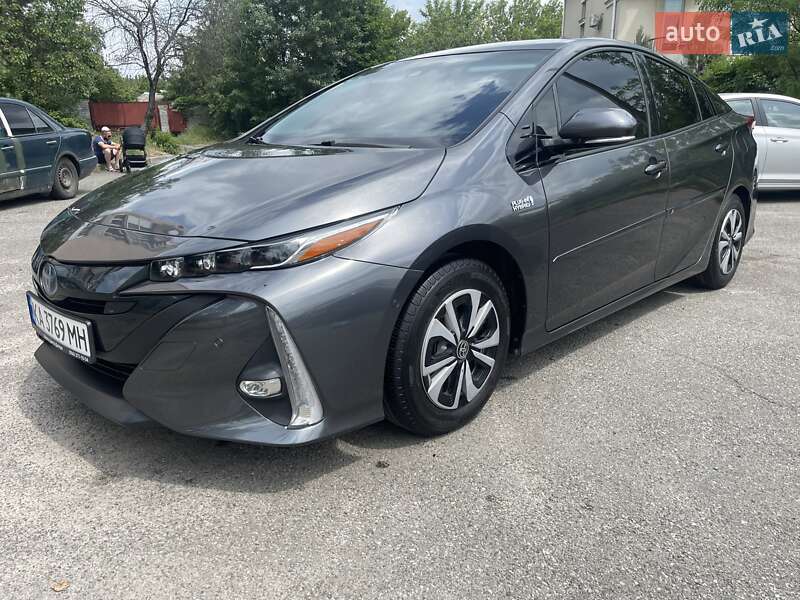 Хэтчбек Toyota Prius 2017 в 