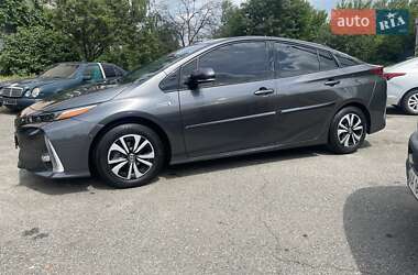 Хэтчбек Toyota Prius 2017 в 