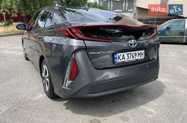 Хэтчбек Toyota Prius 2017 в 