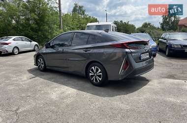 Хэтчбек Toyota Prius 2017 в 