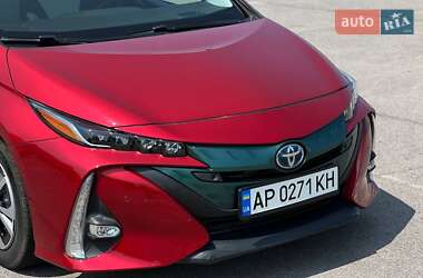 Хэтчбек Toyota Prius 2017 в 