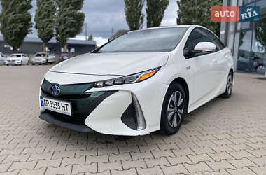 Хэтчбек Toyota Prius 2017 в 