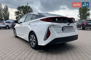 Хэтчбек Toyota Prius 2017 в 