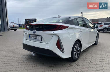 Хэтчбек Toyota Prius 2017 в 