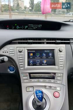 Хэтчбек Toyota Prius 2014 в 