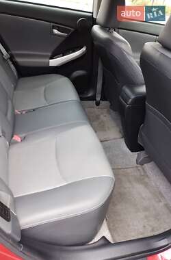 Хэтчбек Toyota Prius 2014 в 