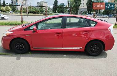Хэтчбек Toyota Prius 2014 в 