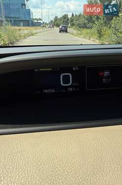 Хетчбек Toyota Prius 2016 в 
