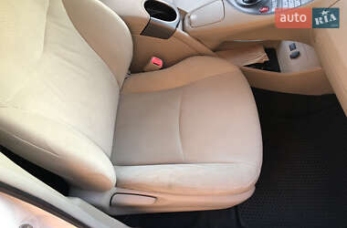Хэтчбек Toyota Prius 2012 в 