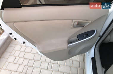 Хэтчбек Toyota Prius 2012 в 