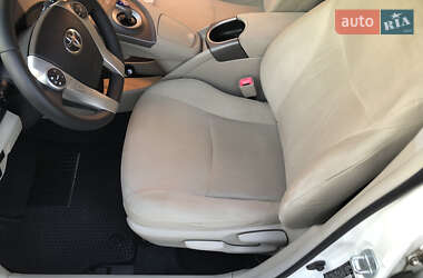 Хэтчбек Toyota Prius 2012 в 
