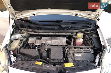 Хэтчбек Toyota Prius 2012 в 