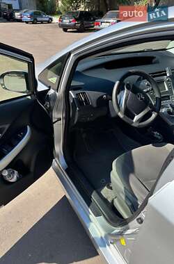 Хэтчбек Toyota Prius 2013 в 